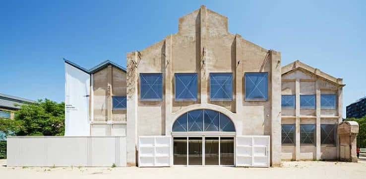 Fachada principal del MUHBA Oliva Artés con arquitectura industrial restaurada