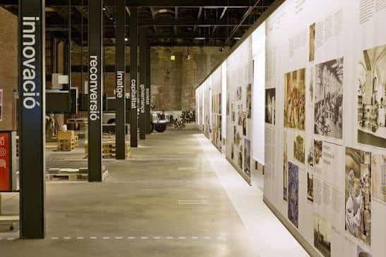 Pasillos interiores con paneles informativos y columnas estructurales