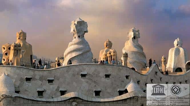 Terraza de La Pedrera con chimeneas escultóricas al atardecer