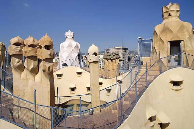 Detalle de las chimeneas y barandillas metálicas en la azotea de Casa Milà