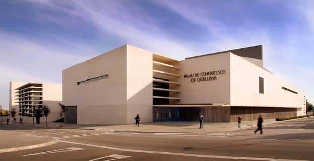 Vista exterior del Palau de Congressos de Catalunya con fachada moderna y cielo azul