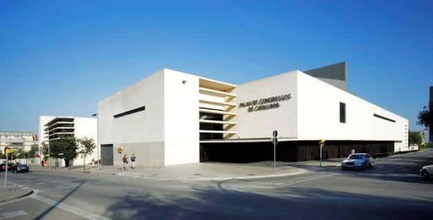 Entrada principal del Palau de Congressos con señalización visible y tráfico urbano