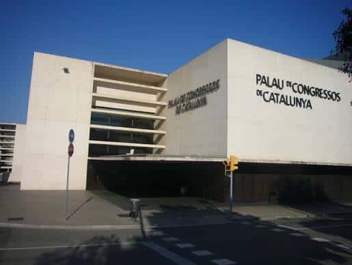 Plano cercano de la fachada con el nombre del recinto claramente legible