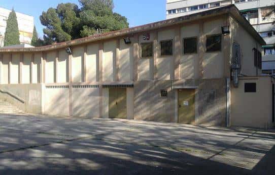 Fachada lateral del edificio de la Sala Polivalent de Montbau con acceso y escalera exterior