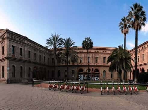 Fachada principal de la biblioteca con bicicletas compartidas