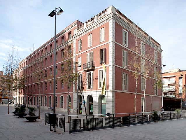 Vista exterior del Centre Cívic L'Elèctric con su fachada roja y blanca