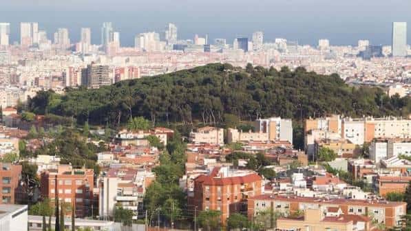 Vista aérea del parque Turó de la Peira desde la ciudad