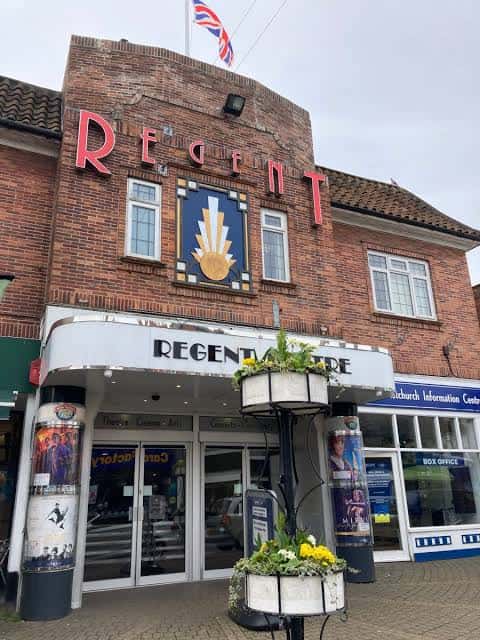 Fachada del Regent Cinema en Bournemouth con letrero de neón y bandera británica