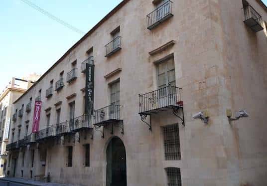 Fachada principal del Museo de Bellas Artes Gravina con balcones de hierro forjado