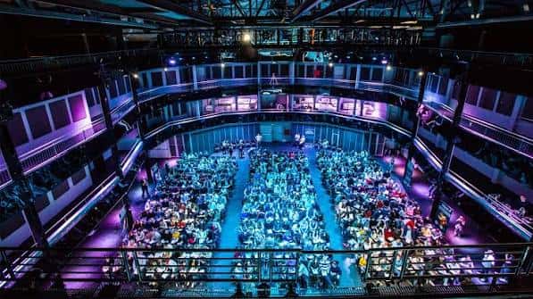 Vista panorámica del interior del multiespacio VB Spaces con iluminación de concierto y público