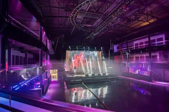 Escenario principal con efectos de luz y neblina en VB Spaces