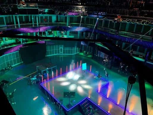 Configuración de pista de baile con luces LED y estructura modular