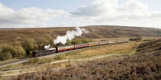 Vista aérea del tren de vapor atravesando los páramos de North Yorkshire