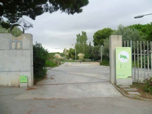 Entrada principal del parque con letrero y camino hacia el interior