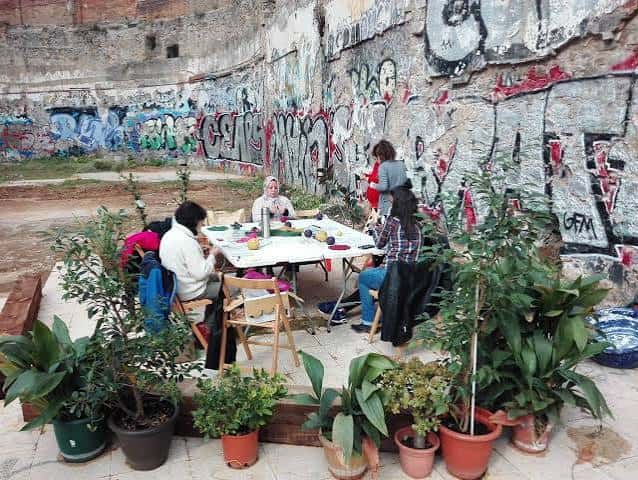 Reunión al aire libre en mesa con plantas decorativas