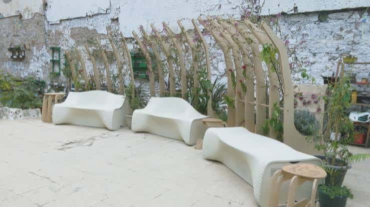 Zona de descanso con bancos modernos y pérgola de madera