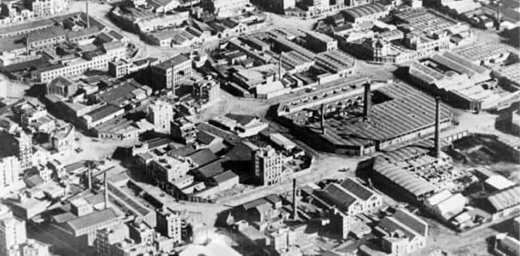 Vista aérea histórica del barrio industrial del Poblenou, mostrando su arquitectura fabril