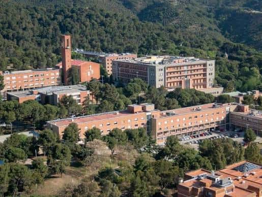 Vista aérea del Recinto Mundet mostrando sus edificios de ladrillo rodeados de vegetación