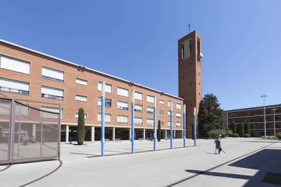 Fachada principal del edificio con torre y plaza exterior despejada
