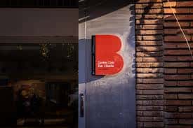 Entrada del Centre Ton i Guida con el logo 'B' iluminado