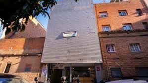Fachada exterior del edificio en un día soleado