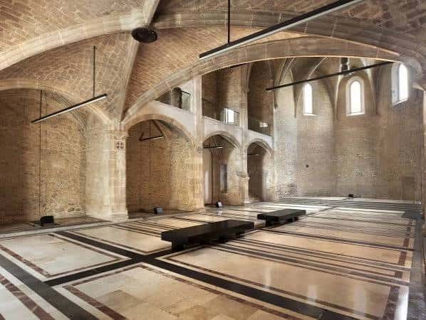 Sala de eventos con techos abovedados y suelo de baldosas decorativas