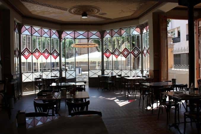 Interior del centro con ventanales de cristal y mobiliario para eventos