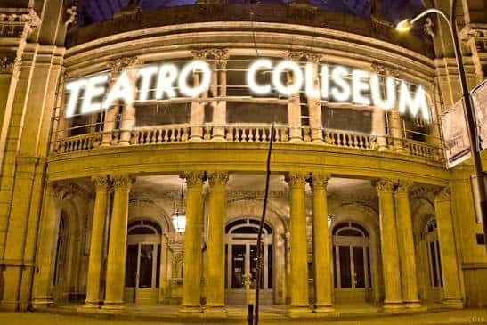 Fachada iluminada del Teatro Coliseum por la noche