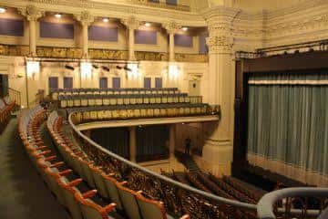 Interior del auditorio con butacas y balcones ornamentados