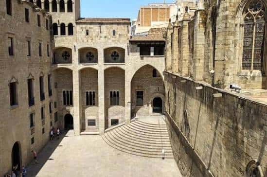 Vista panorámica de la Plaça del Rei con sus arcos medievales y escalinata