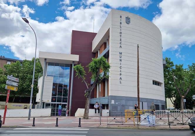 Vista exterior de la Biblioteca Municipal Marcos Ana con su fachada moderna y curvada bajo un cielo azul