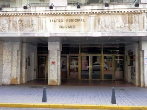 Fachada principal del Teatro Municipal Quijano con detalles arquitectónicos y entrada accesible
