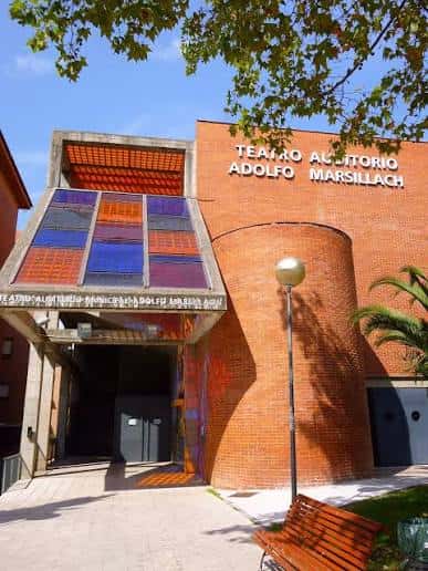 Vista exterior del Teatro Auditorio Adolfo Marsillach con fachada de ladrillo y letrero visible