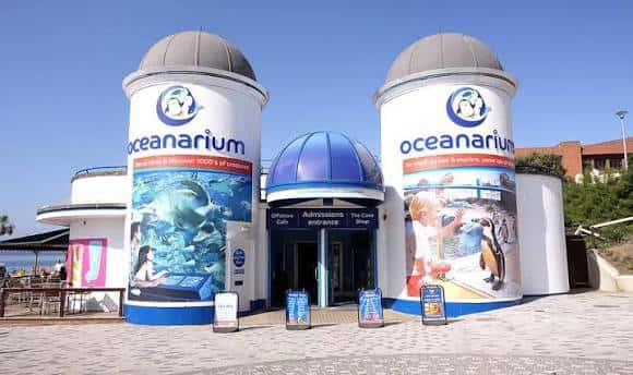 Vista exterior del Oceanarium Bournemouth con sus característicos silos blancos y entrada principal