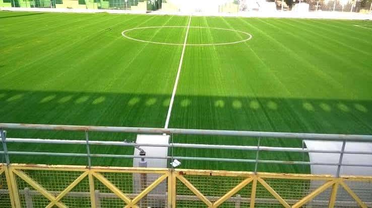 Plano cenital del campo de fútbol mostrando el círculo central y líneas de juego