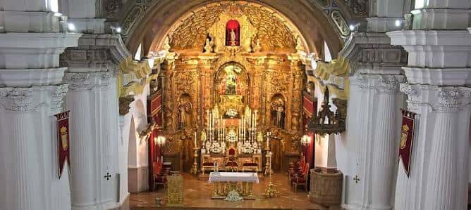 Interior del santuario mostrando el altar mayor dorado y la imagen de la Virgen de África