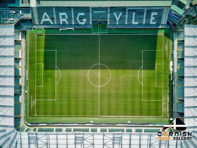 Vista aérea del campo de fútbol con las gradas y el nombre 'ARGYLE' visible