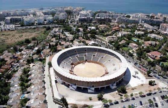 Vista aérea del anfiteatro circular de Marbella Arena con el mar de fondo