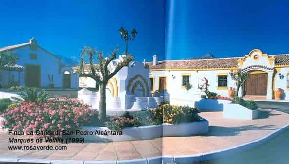 Vista exterior de la Finca de La Caridad con jardines y arquitectura tradicional
