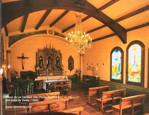 Interior de la capilla de la finca con altar, vitrales y decoración clásica