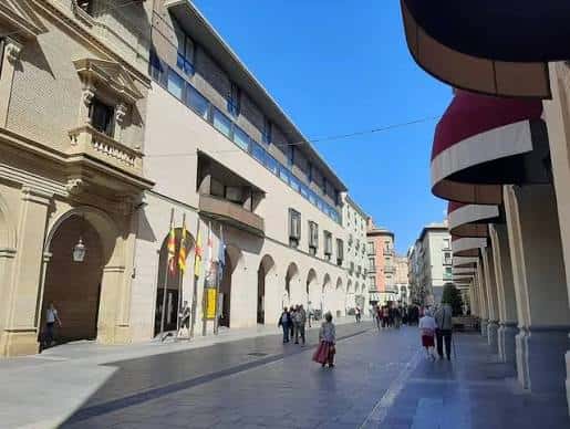 Vista panorámica de la fachada de la Diputación desde la calle peatonal