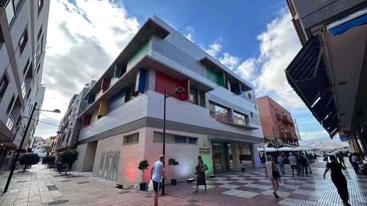 Vista exterior del Centro Cívico de Las Galletas con su fachada moderna y colores vivos