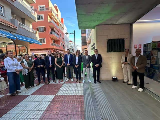 Grupo de personas en la inauguración del Centro Cívico de Las Galletas