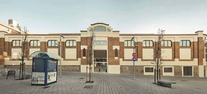 Vista exterior del Mercat Sagarra tras su renovación, mostrando la fachada moderna y el acceso principal