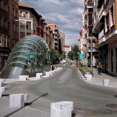 Entrada moderna con estructura de cristal en el Paseo de los Fueros