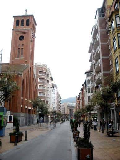 Vista del Paseo de los Fueros con la iglesia de San Juan en el fondo