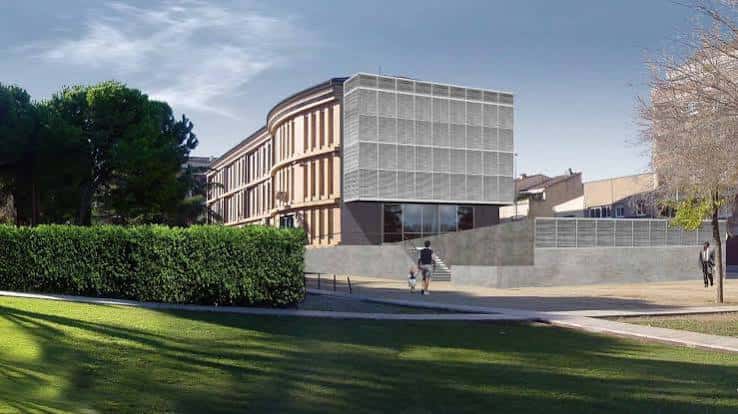 Vista exterior moderna de la Casa de la Cultura con fachada de cristal y estructura metálica