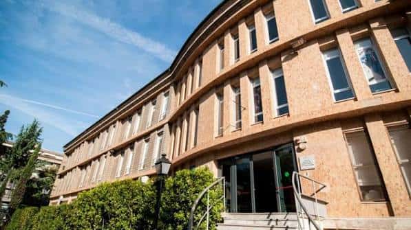 Fachada principal de la Casa de la Cultura con entrada y escalinata bajo cielo azul