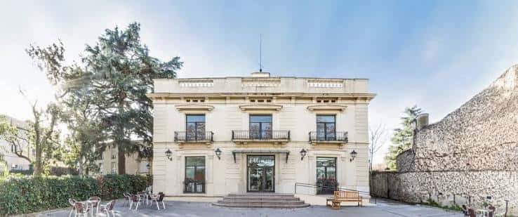 Vista frontal del edificio L'Ateneu Santcugatenc con su fachada clásica y entrada principal