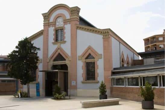 Evento al aire libre en el patio de L'Ateneu Santcugatenc con público sentado y ambiente cultural